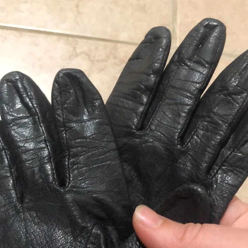 Womens black genuine leather gloves. Size small/medium.